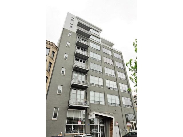 770 W Gladys Avenue #304 — Chicago, IL 60661