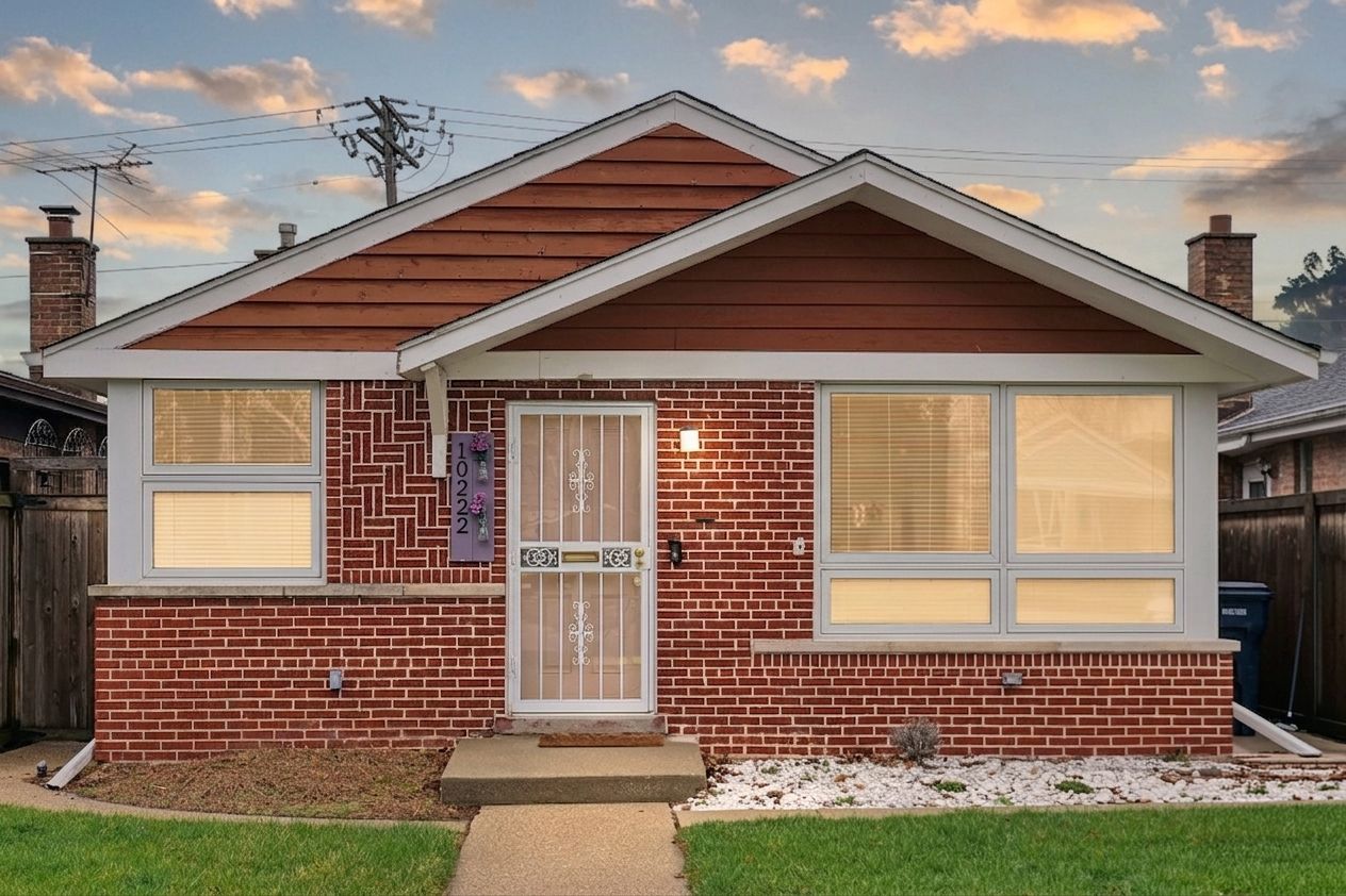10222 S California Avenue — Evergreen Park, IL 60805