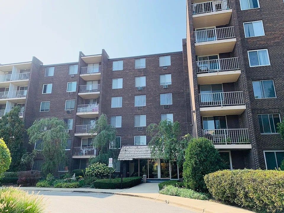 225 Rohlwing Road — Palatine, IL 60074