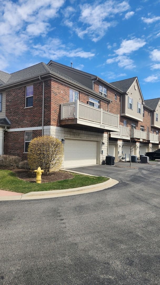 27W736 Meadowview Drive, Winfield, IL 60190