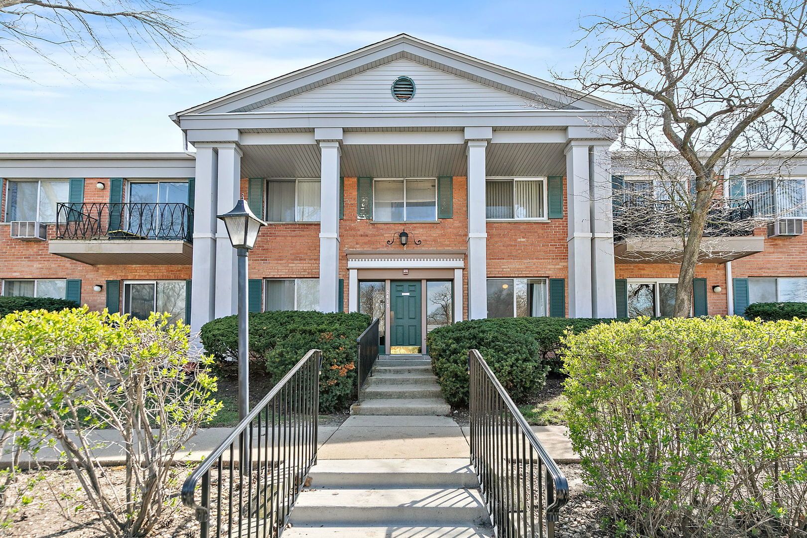 2415 S Goebbert Road #105 — Arlington Heights, IL 60005