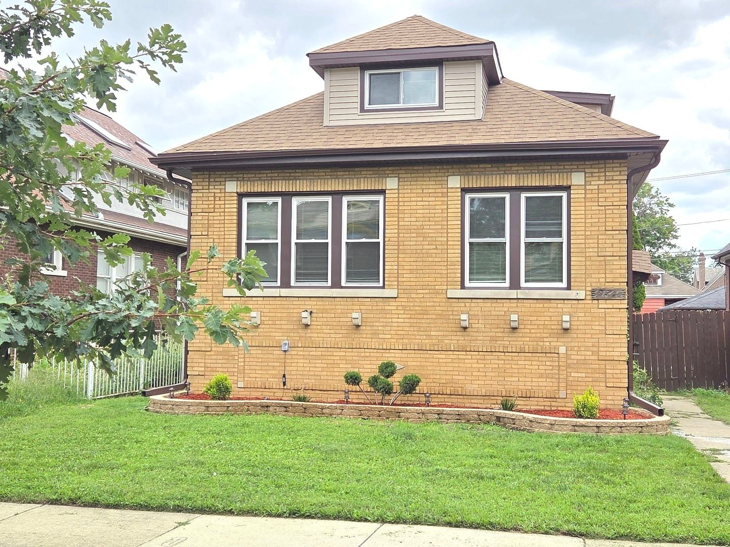 9845 S Hoyne Avenue — Chicago, IL 60643