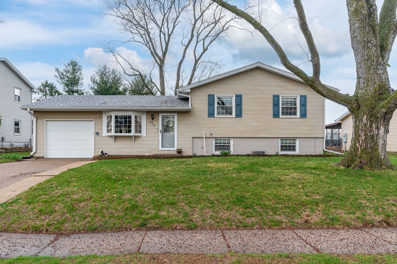 402 W Sheridan Drive — Eldridge, IA 52748