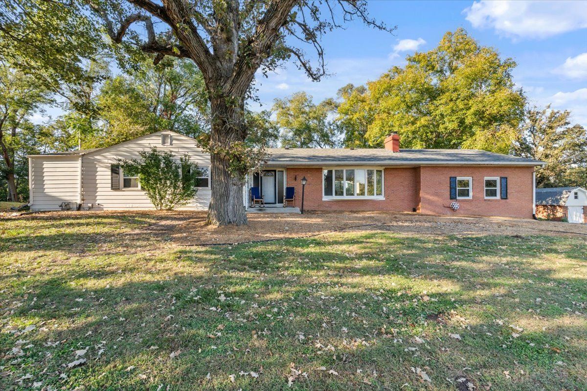8210 Ridgewood Road — Rock Island, IL 61201