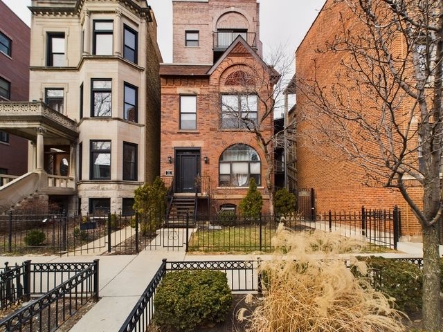 632 W Barry Avenue #GS — Chicago, IL 60657