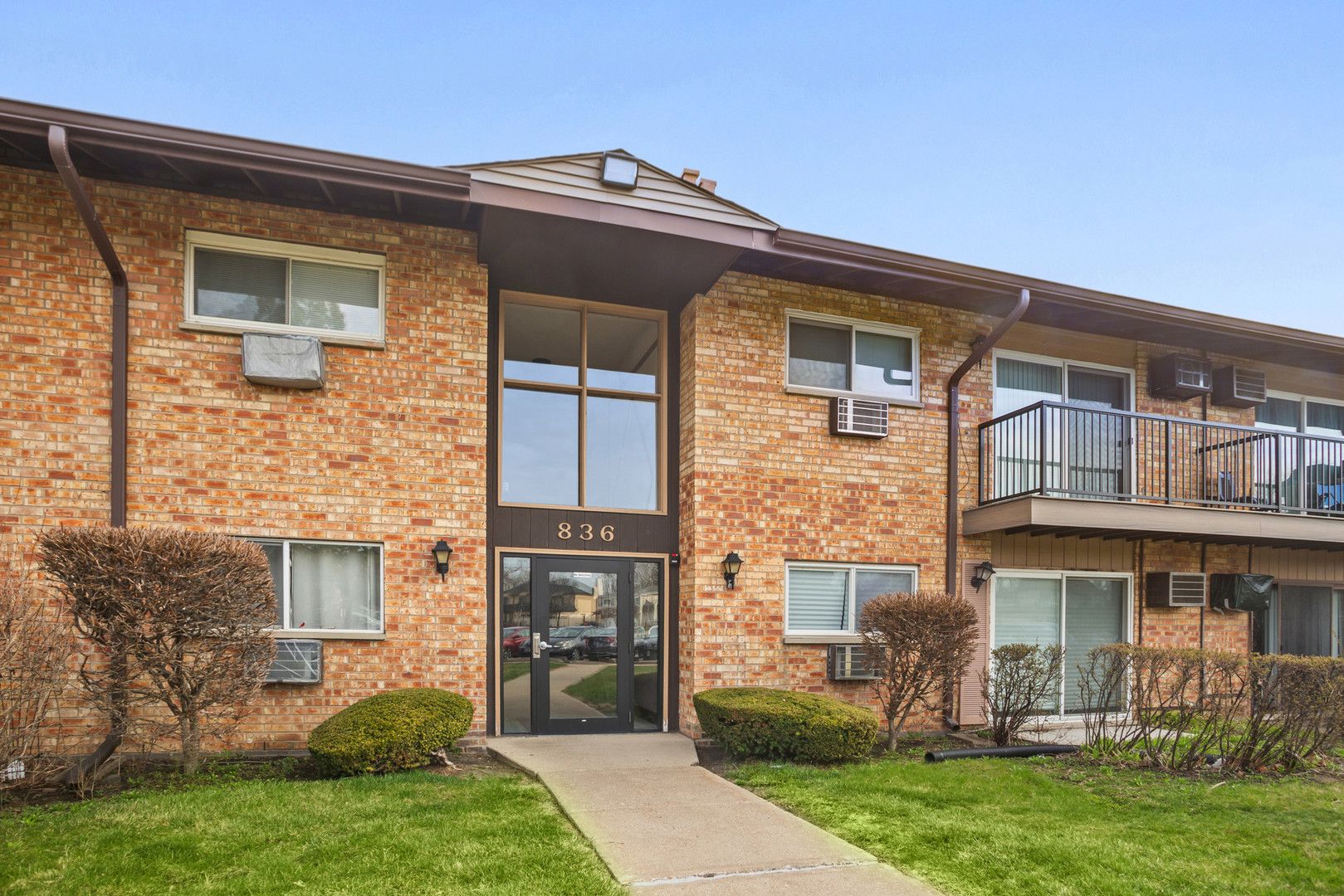 836 E Old Willow Road #209 — Prospect Heights, IL 60070
