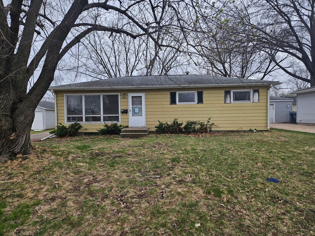2624 Crestview Drive, Bettendorf, IA 52722