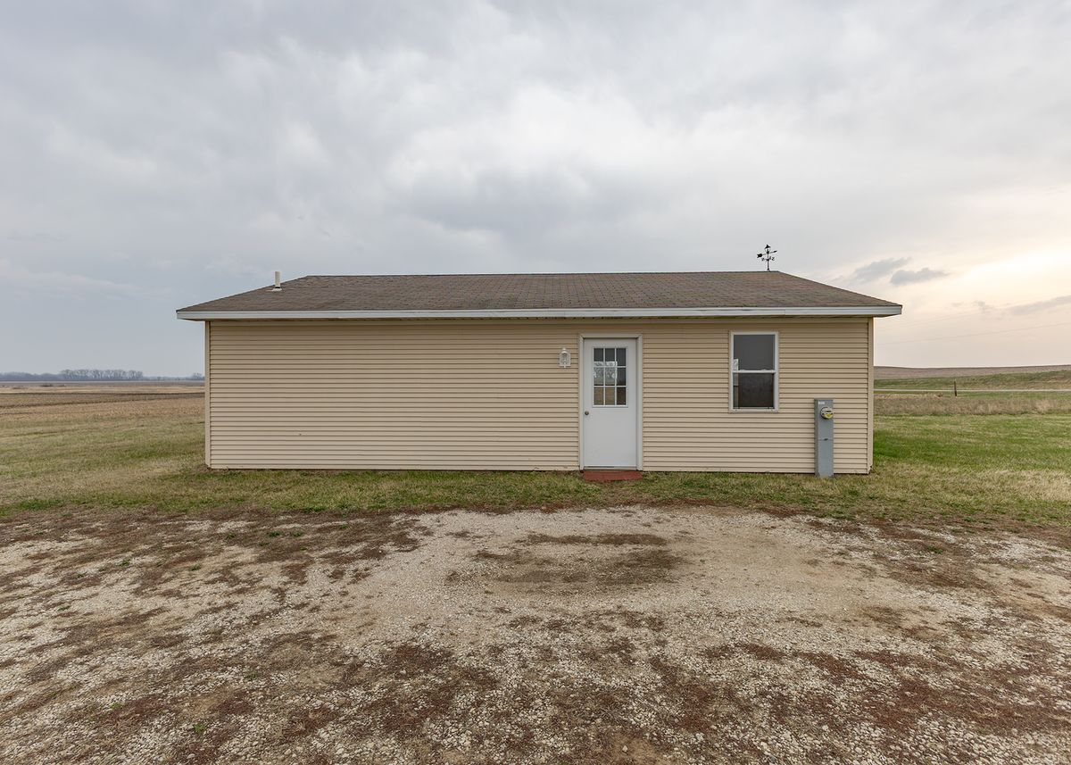 22308 2120th Avenue, Atkinson, IL 61235