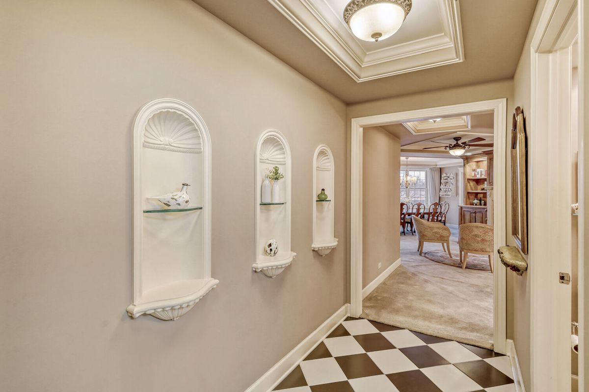 10 E Burlington Street #3B, Riverside, IL 60546