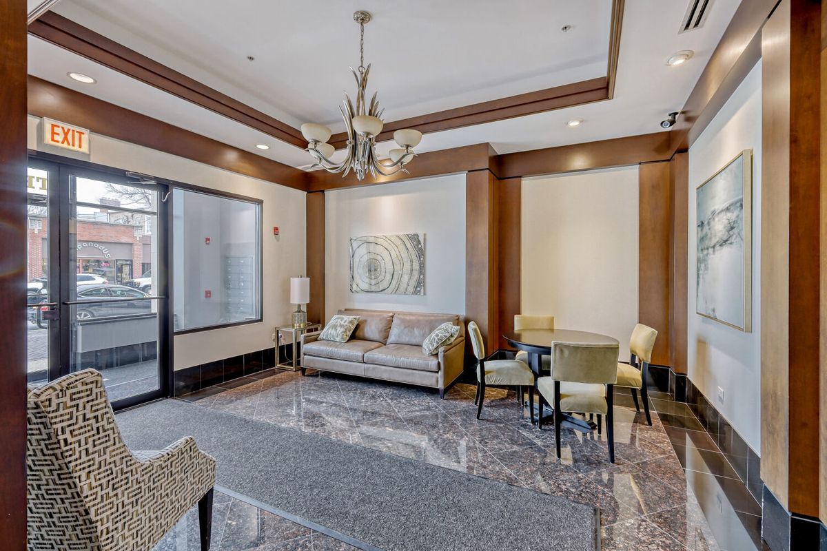10 E Burlington Street #3B, Riverside, IL 60546