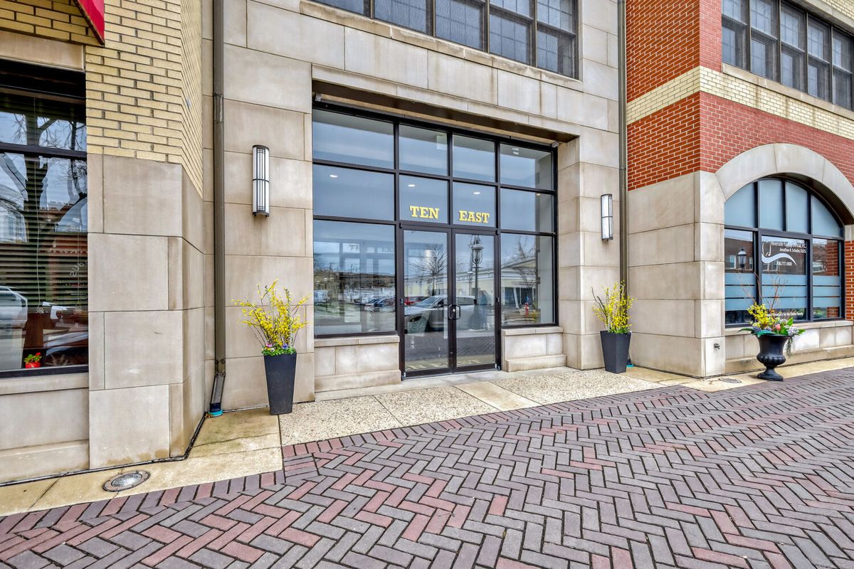 10 E Burlington Street #3B, Riverside, IL 60546