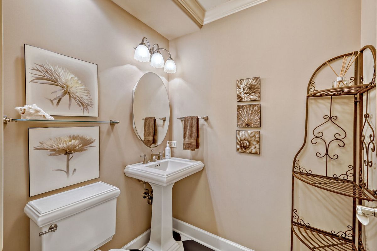 10 E Burlington Street #3B, Riverside, IL 60546