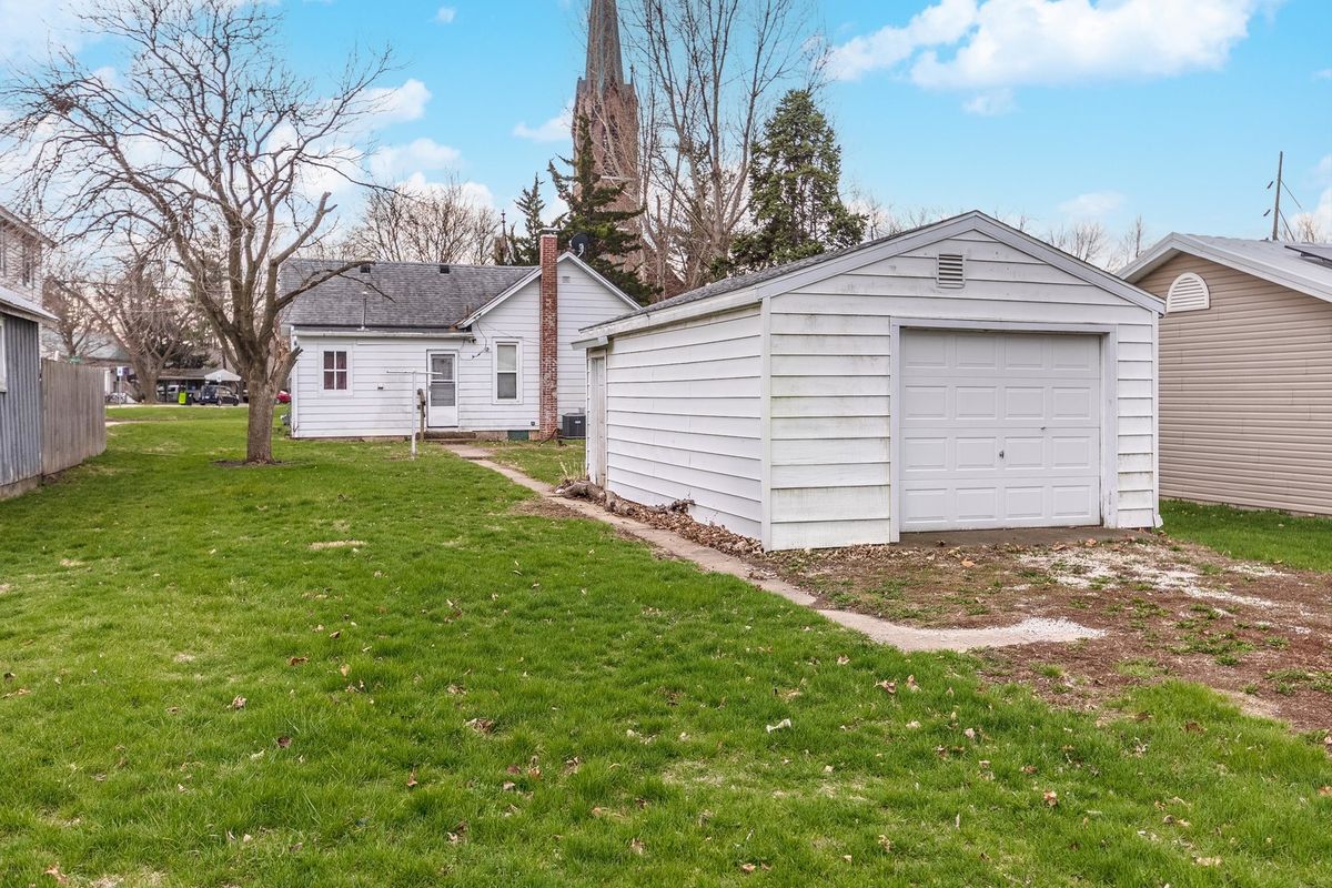 214 W Owsley Street, Chenoa, IL 61726