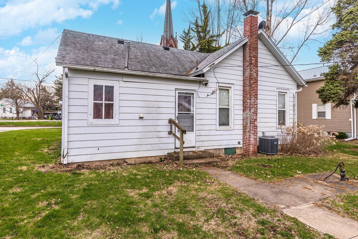 214 W Owsley Street, Chenoa, IL 61726