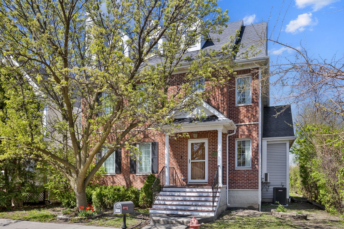 335 Carriage Lane, Bensenville, IL 60106