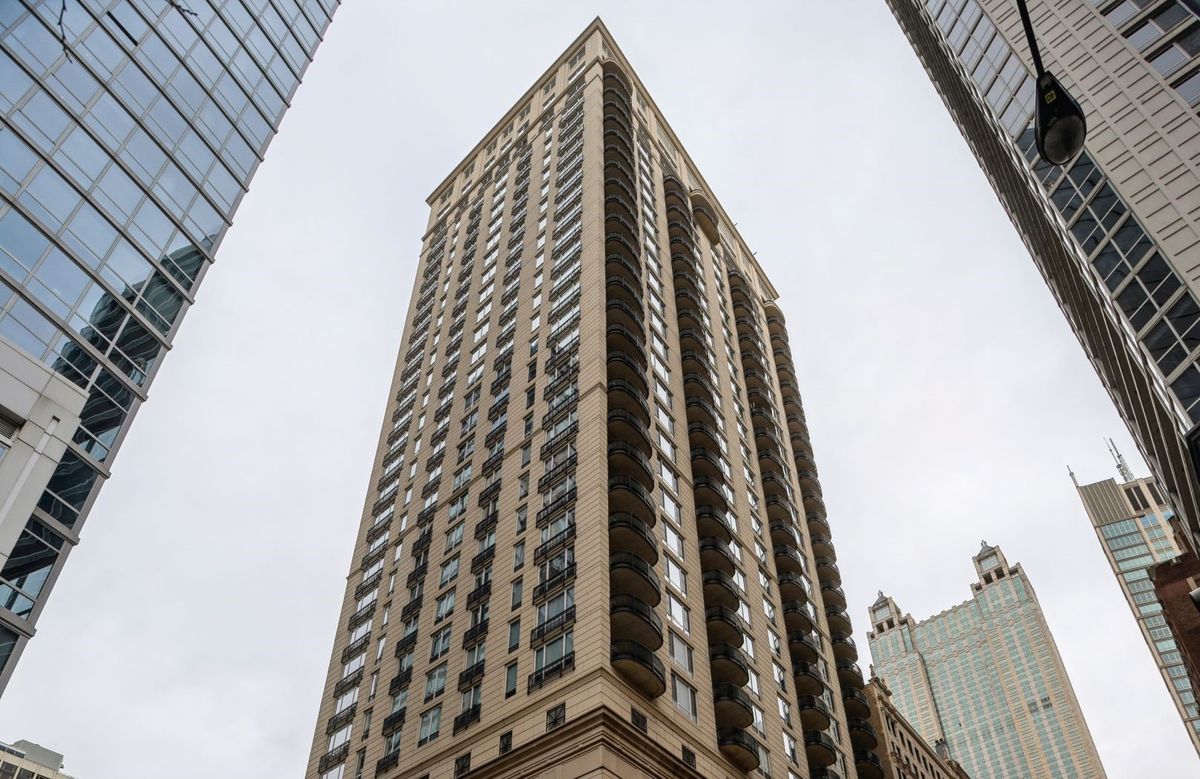 10 Delaware Place, Chicago, IL 60611