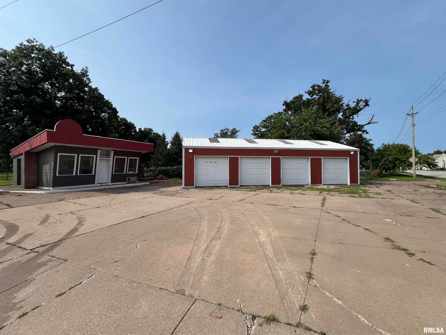 1601 ROCKINGHAM Road — Davenport, IA 52802