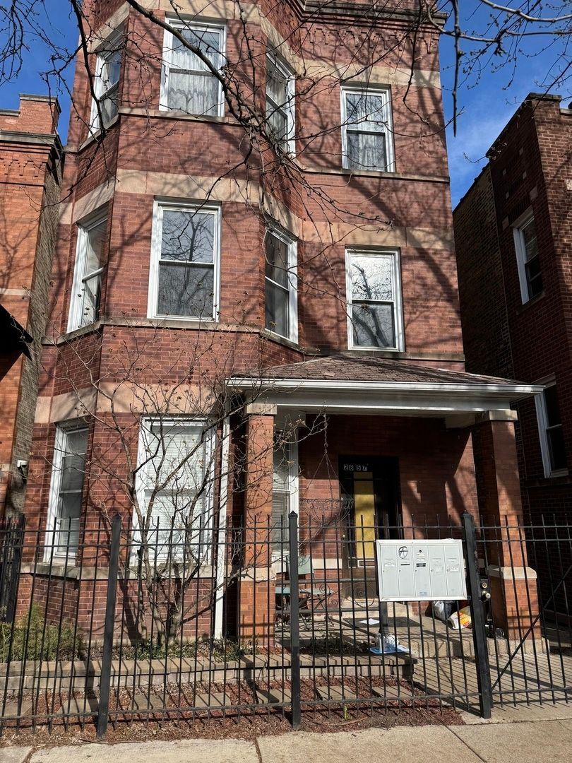 2857 Central Park Avenue, Chicago, IL 60618