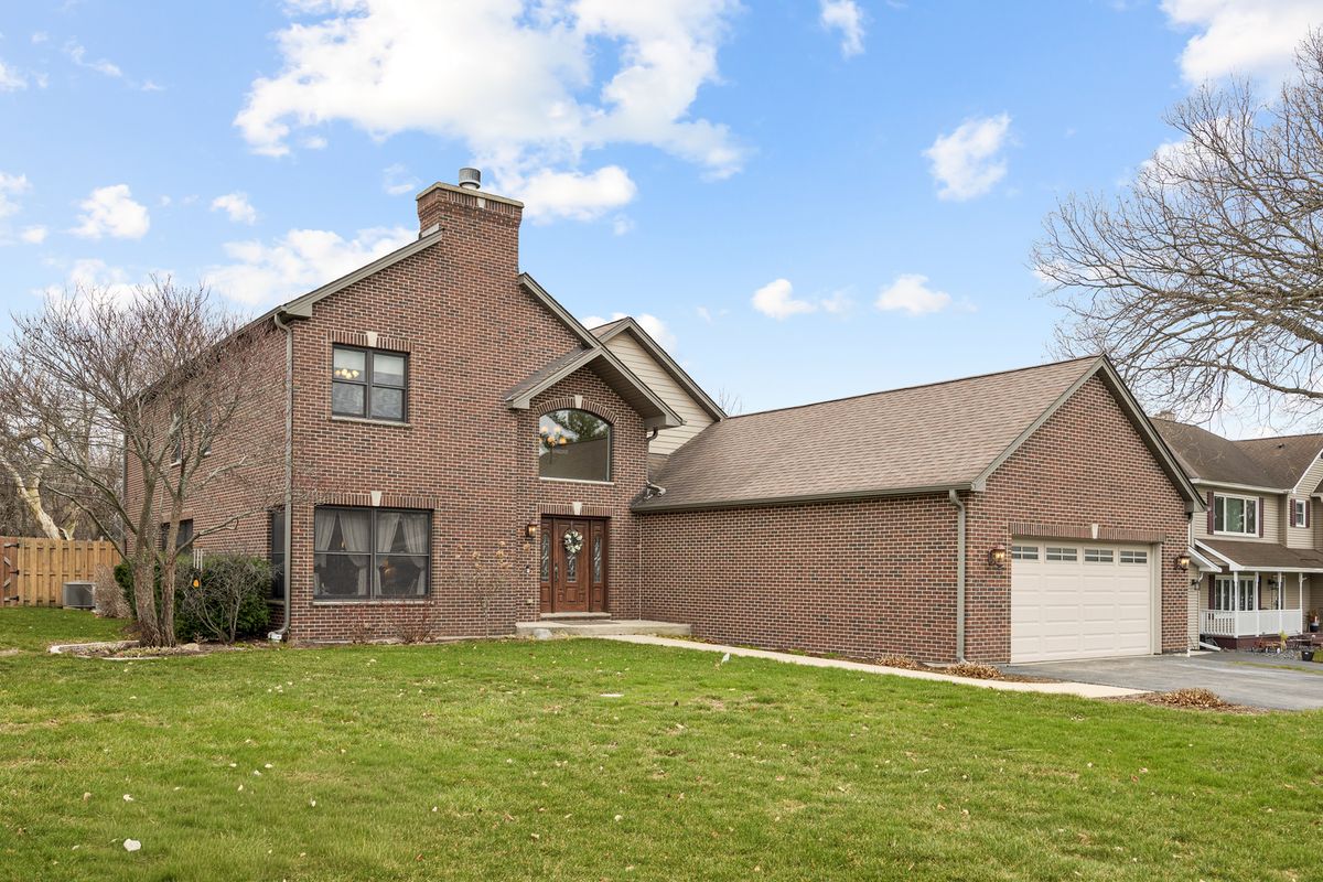 23w531 Walnut Street, Roselle, IL 60172