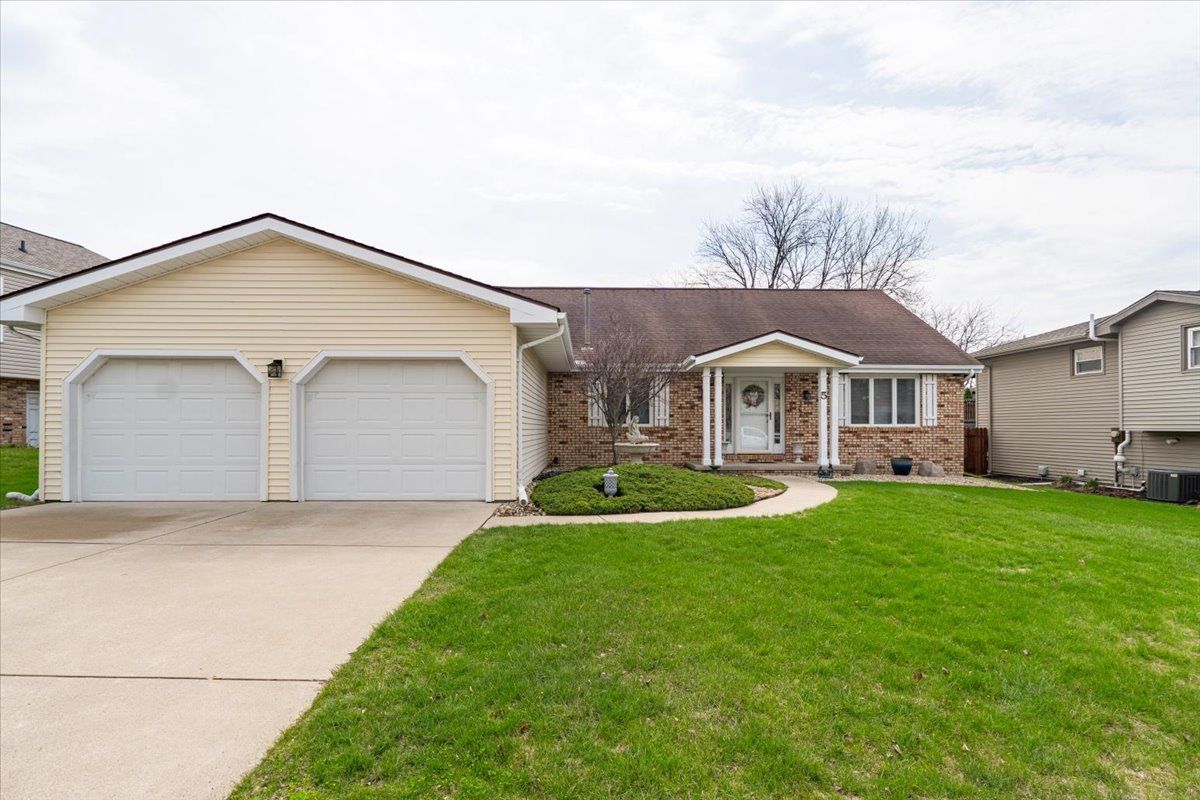 5 Devon Road — Bloomington, IL 61704