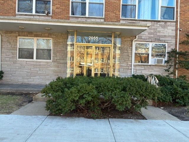 2055 W Lunt Avenue #403 — Chicago, IL 60645