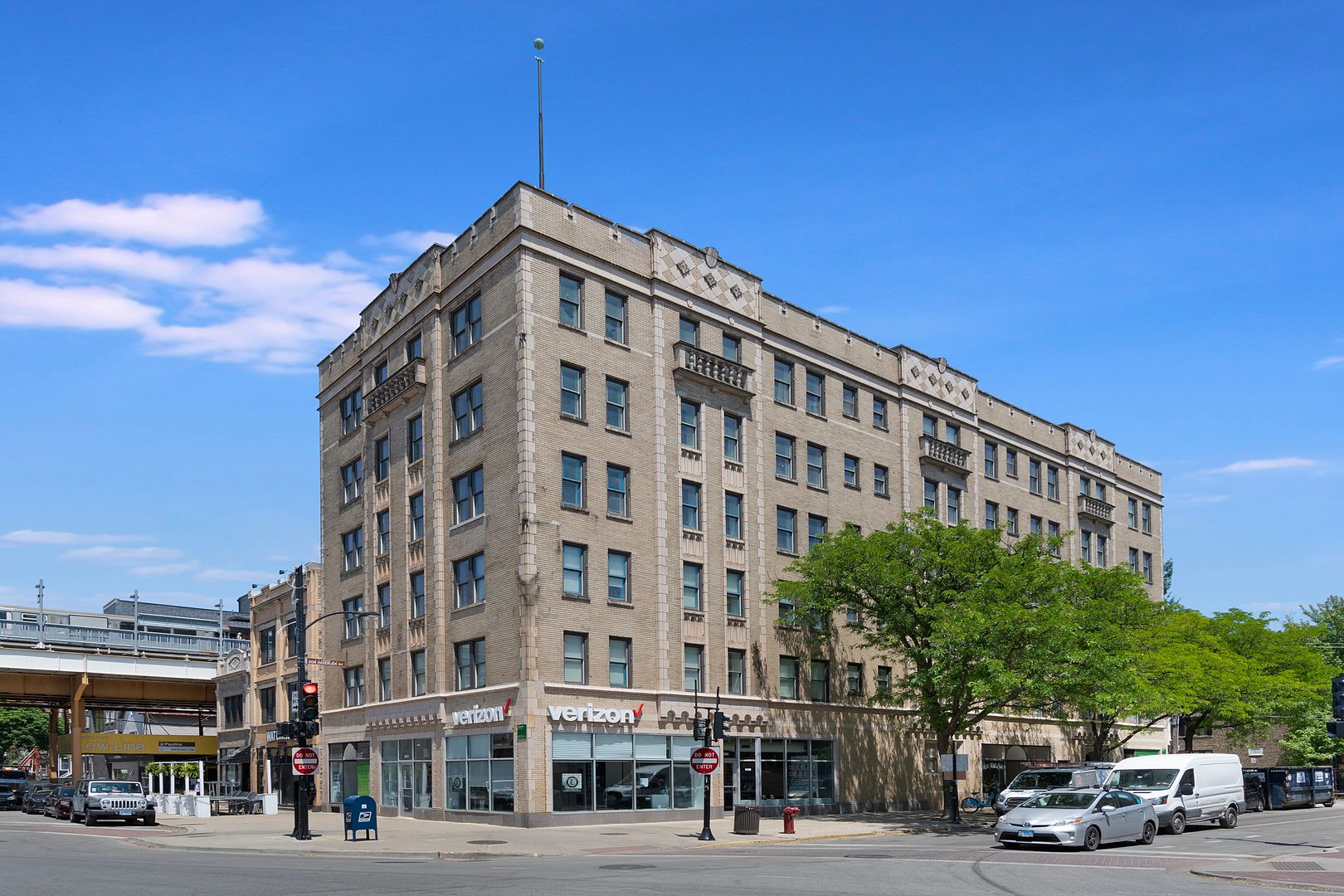 1650 W Roscoe Street #207 — Chicago, IL 60657
