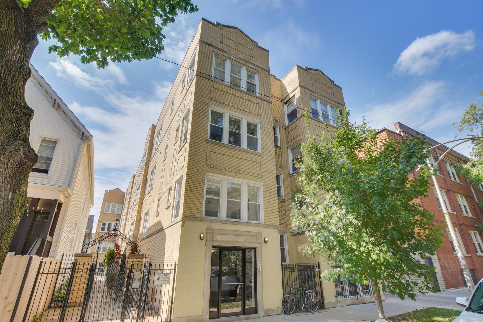 2038.5 N SPAULDING Avenue #1W — Chicago, IL 60647