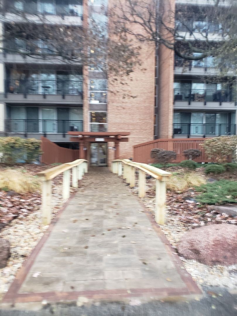 6000 Oakwood Drive, Lisle, IL 60532