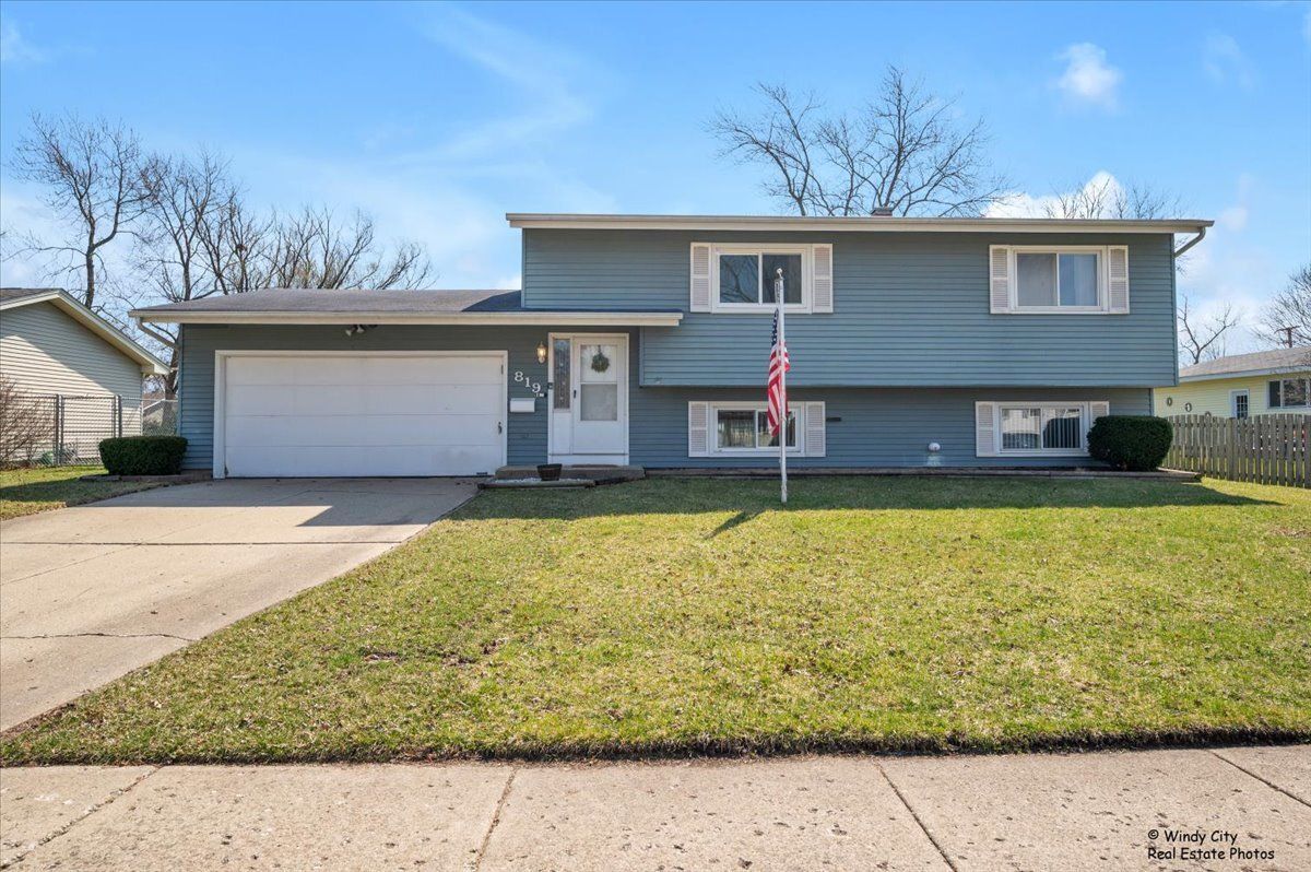 819 Dartmoor Drive, Crystal Lake, IL 60014