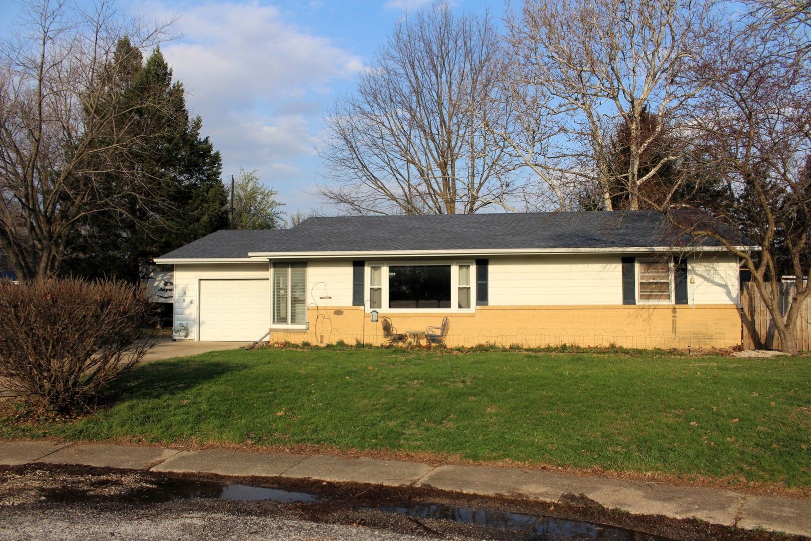 8 Edgelea Circle — Clinton, IL 61727