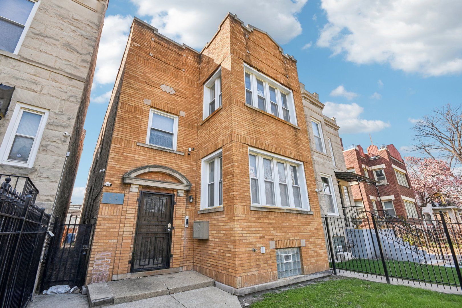 412 N Pine Avenue — Chicago, IL 60644
