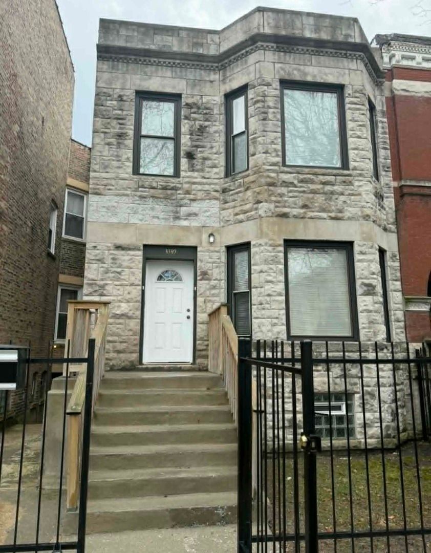 3339 W MONROE Street — Chicago, IL 60624