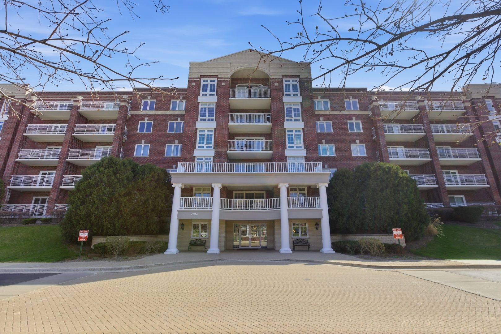 7051 W Touhy Avenue #610 — Niles, IL 60714