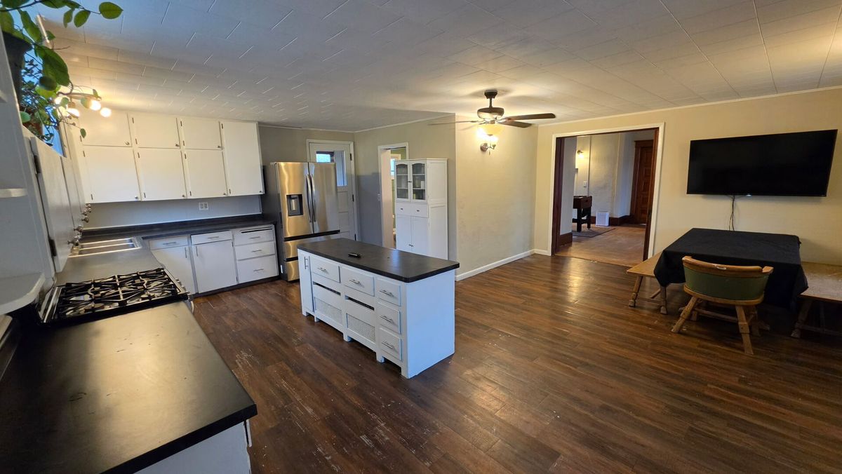 145 N 4TH Street, Capron, IL 61012