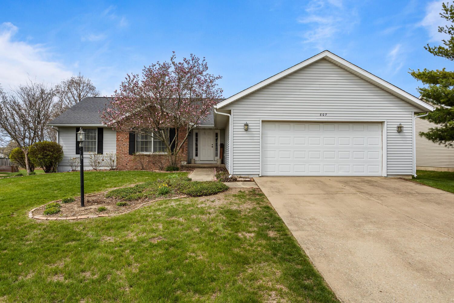 807 Heather Drive — Mahomet, IL 61853