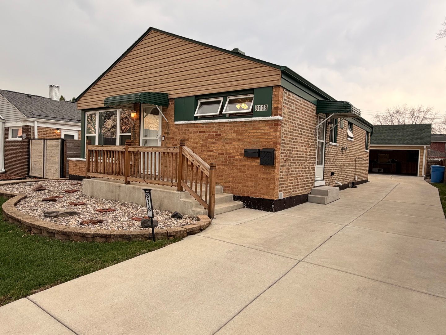 8118 S KOLMAR Avenue — Chicago, IL 60652