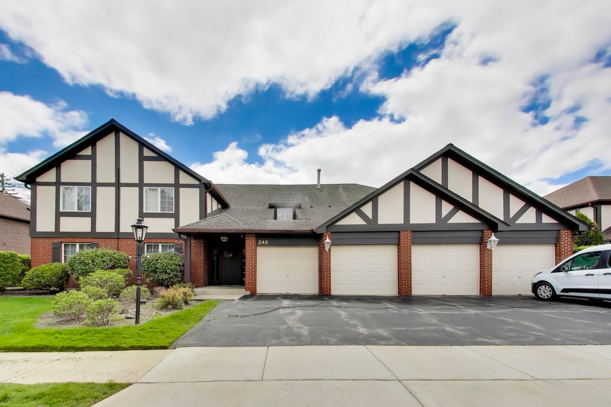 245 Windsor Lane, Willowbrook, IL 60527