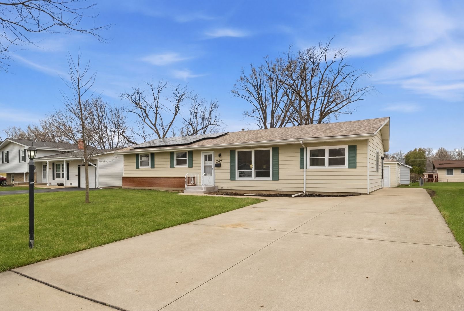 249 Shawnee Drive — Carol Stream, IL 60188