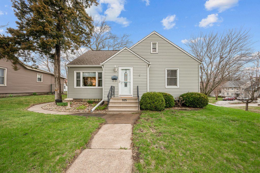 925 12th Avenue, Moline, IL 61265