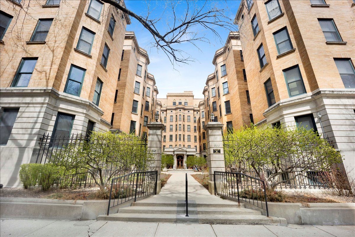 550 W Surf Street #002 — Chicago, IL 60657