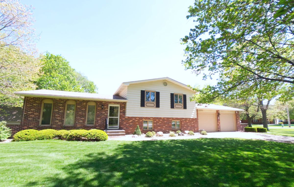 8 Hawthorne Drive, Oswego, IL 60543