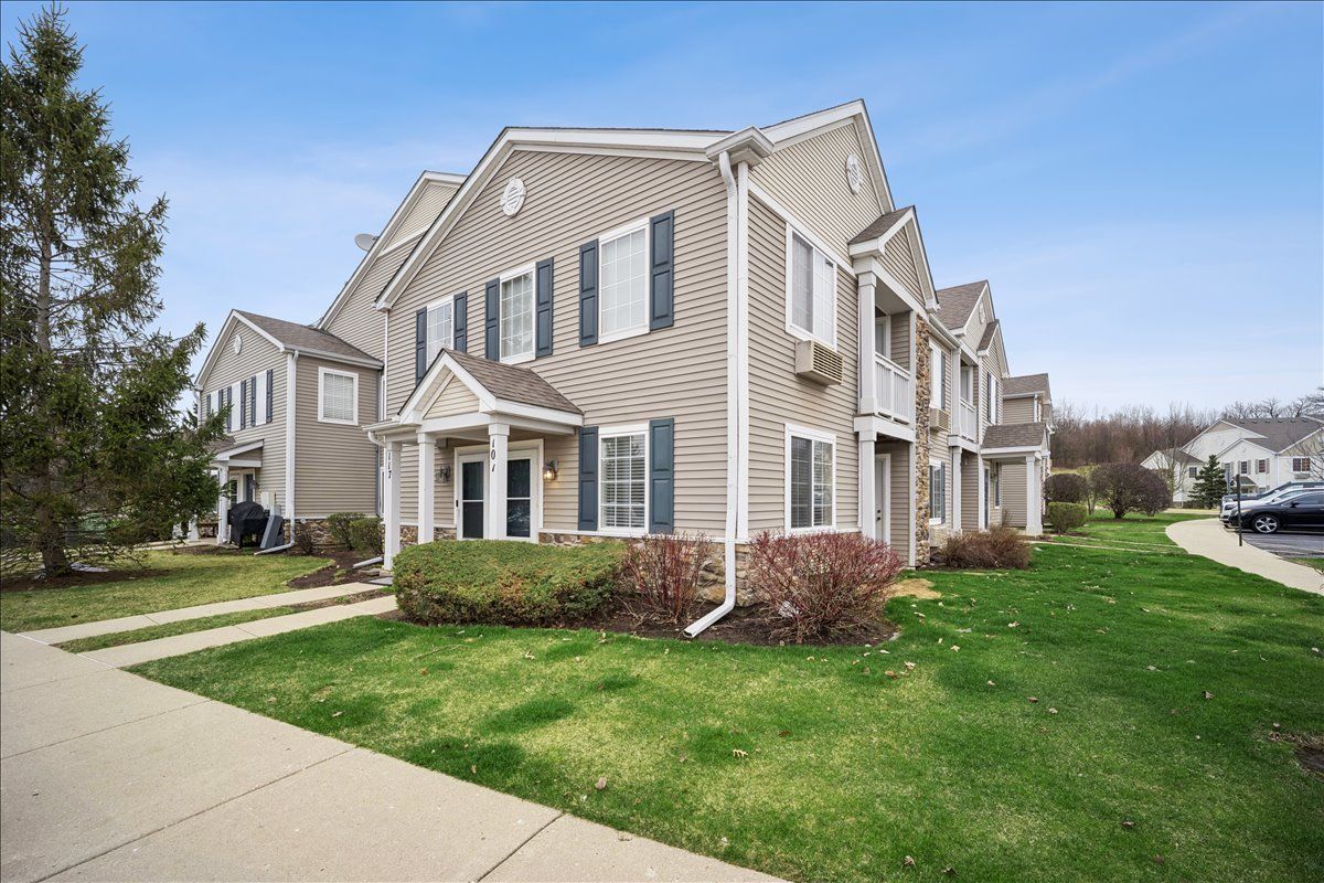 101 Silverstone Drive #101 — Carpentersville, IL 60110