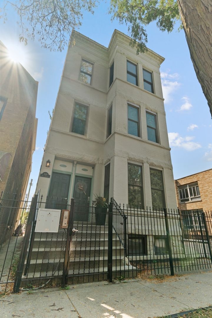 1849 W Superior Street #1 — Chicago, IL 60622