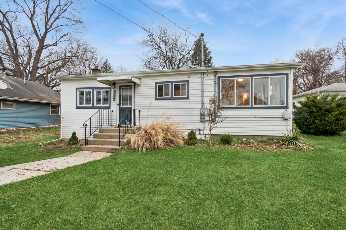 2016 Sunnyside Beach Drive, Johnsburg, IL 60051