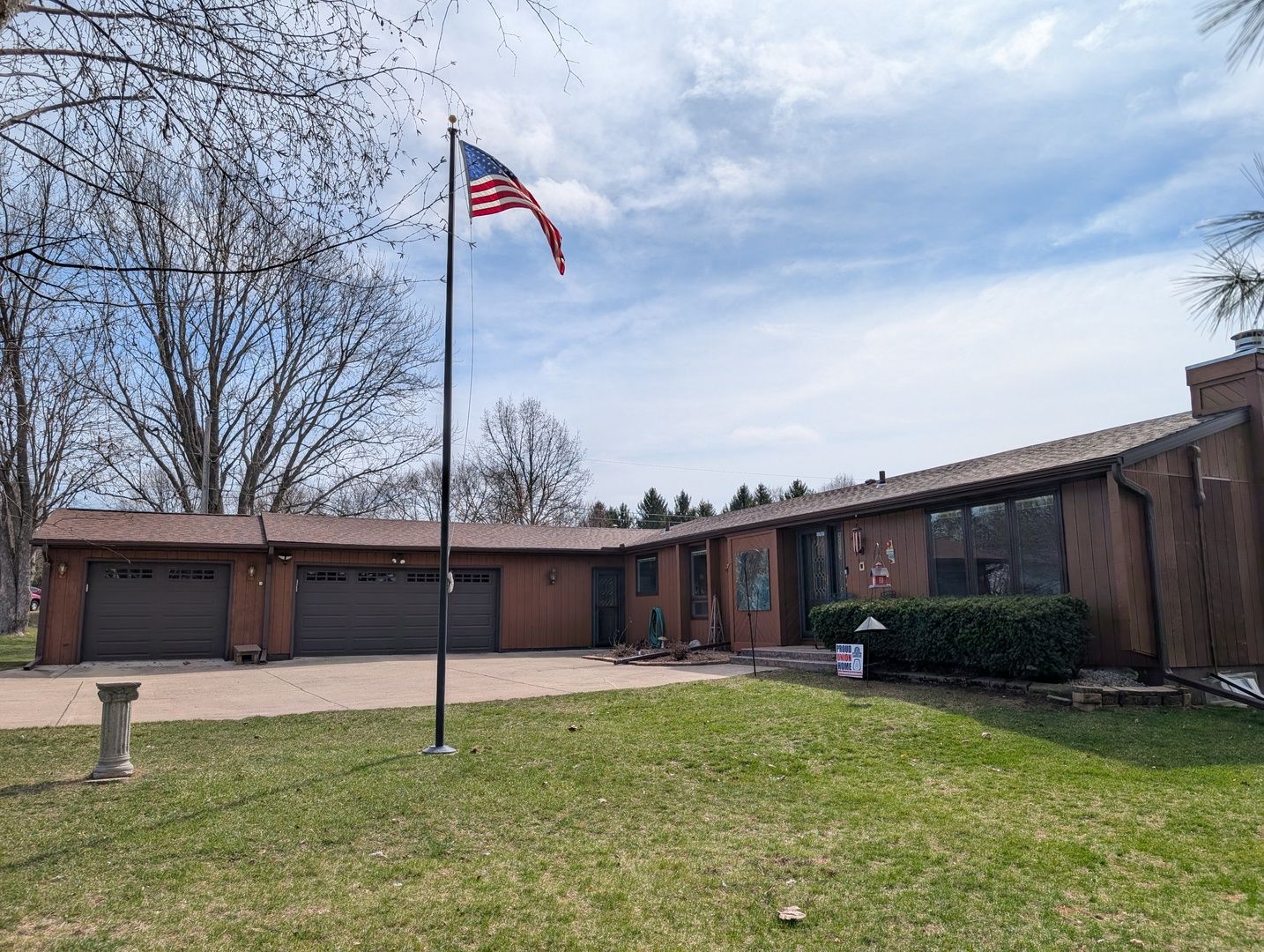 2155 Oriole Drive — Freeport, IL 61032