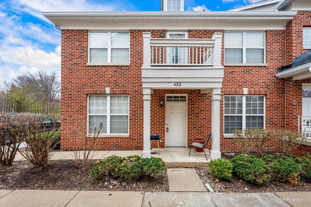 430 Commons Circle #430 — Clarendon Hills, IL 60514