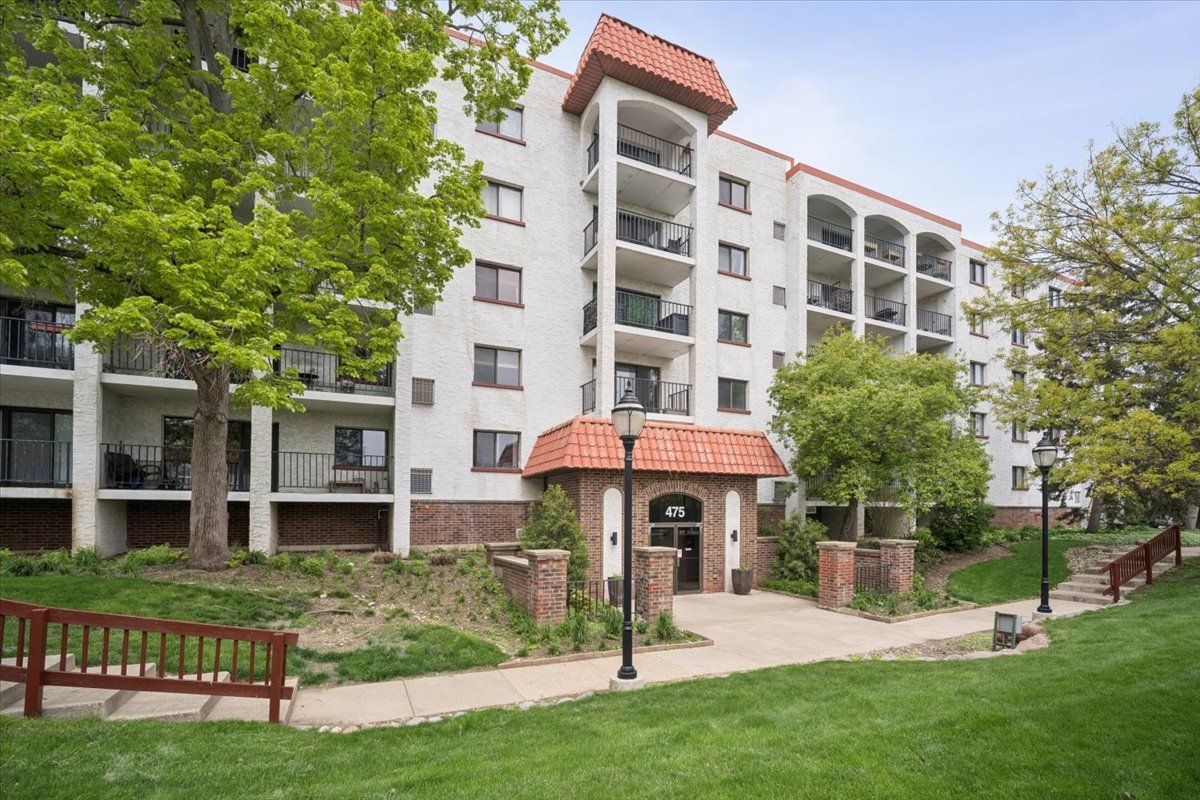 475 Plum Creek Drive #206 — Wheeling, IL 60090
