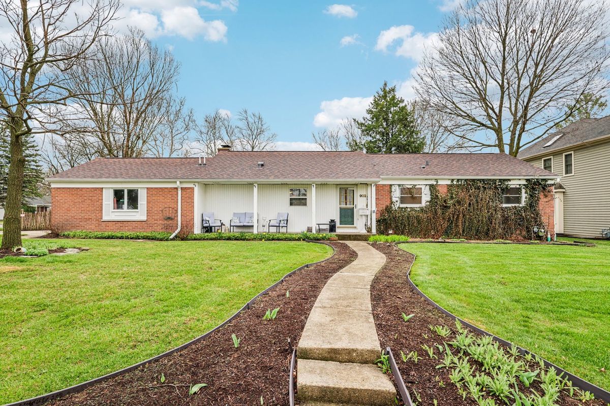 902 Arbor Court, Wheaton, IL 60189