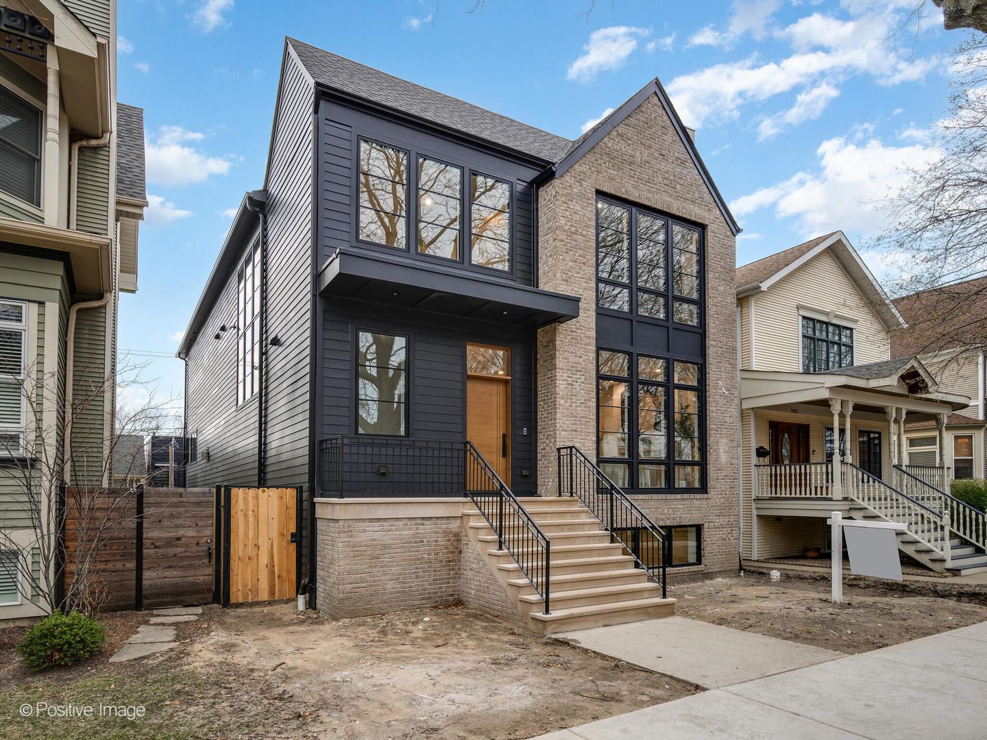 2016 W Giddings Street — Chicago, IL 60625