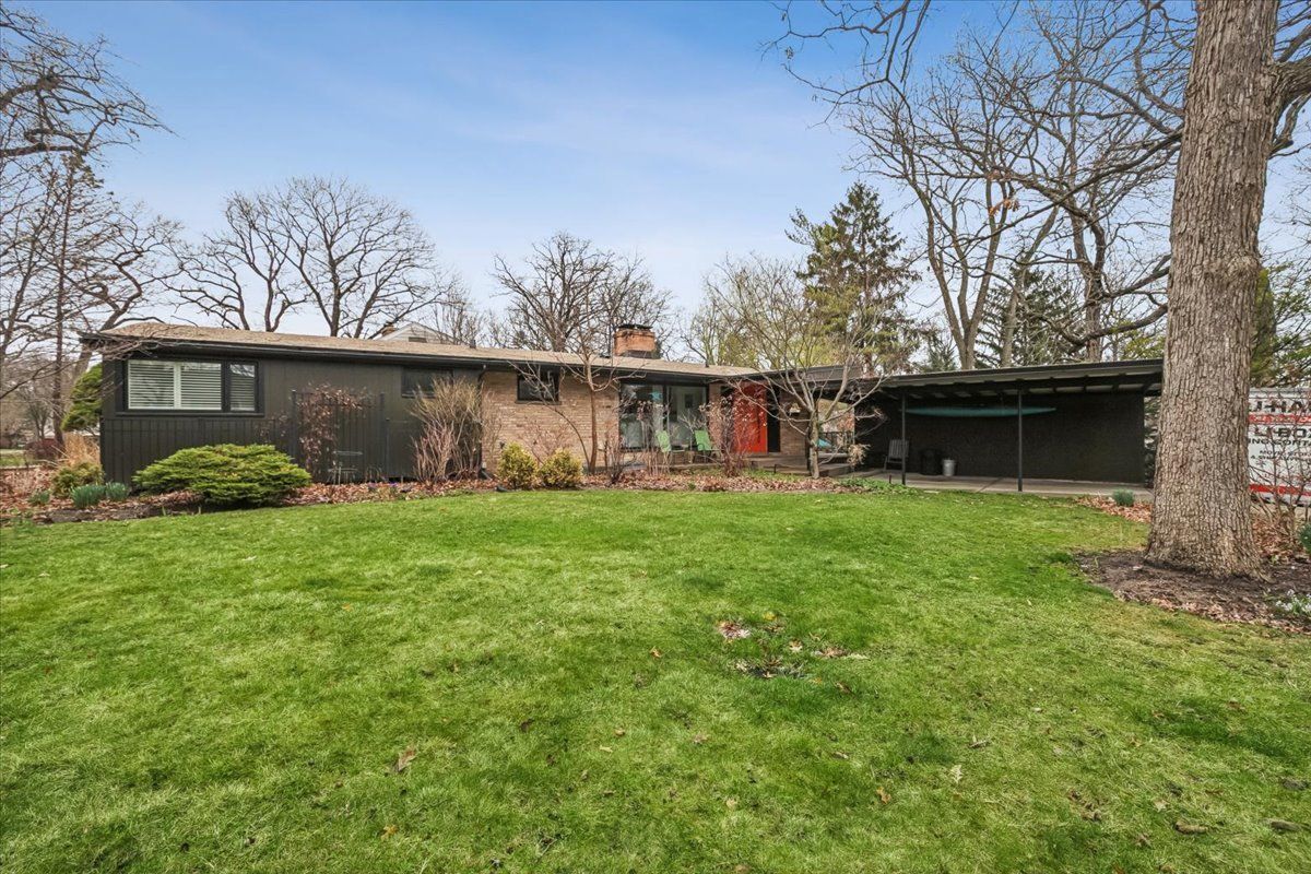 214 Hancock Avenue — Lake Bluff, IL 60044